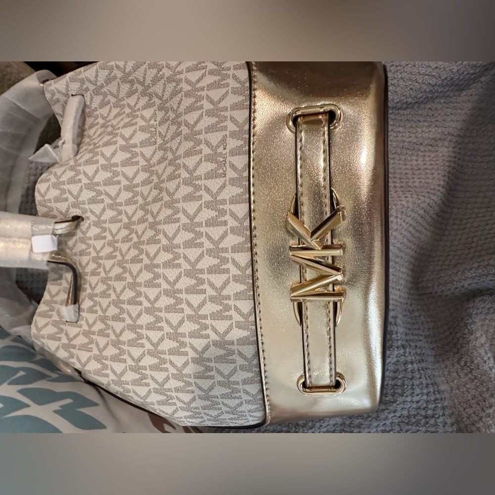 Michael Kors- REED 35S4G6RM6M VANL/PLGOLD MD BELTED BUCKT MSGR - NWT - Picture 8 of 16